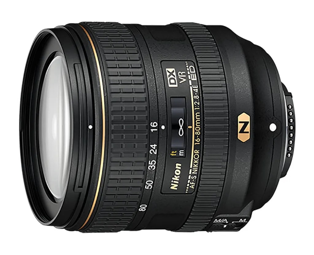 این لنز، اصطلاحاً زوم یعنی فاصله کانونی آن تغییرپذیر است. هرچه فاصله کانونی چنین لنزی را کوتاهتر کنید، دیافراگم نیز به همان نسبت بازتر و درنتیجه عمق میدان کمتر میشود. با بلندتر شدن فاصله کانونیِ لنز، حداکثر گشودگی روزنه دیافراگم محدودتر و درنتیجه عمق میدان بیشتر میشود.