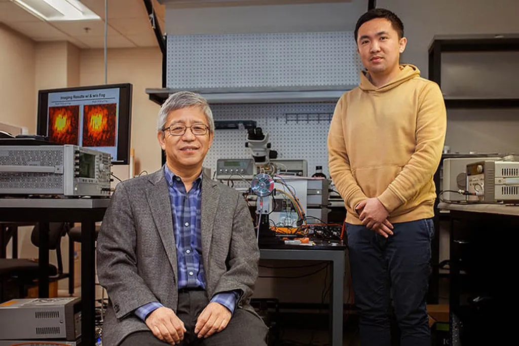 تصویر 4: دکتر Kenneth K.O (نشسته)، استاد مهندسی برق و رایانه و سرپرست پروژه بیش از 15 سال است که برای توسعه فناوری جدید تصویرسازی در تلاش است. فرد ایستاده، Yukun Zhu، دانشجوی دکتری مهندسی برق و یکی از اعضای گروه پژوهشگران این پروژه است. (تصویر از وبگاه دانشگاه تگزاس، دالاس)