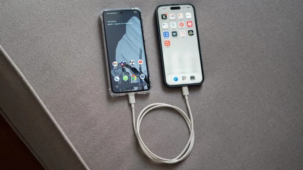 Pixel-8-Pro-vs-iPhone-15-Pro-Max-connected-over-USB-top-down-view-scaled-840w-472h.jpg
