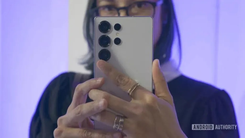 Samsung-Galaxy-S25-Ultra-in-hand-showing-camera