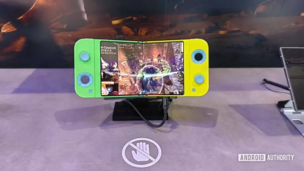 Samsung-foldable-gaming-handheld-concept-1-675w-380h.jpg
