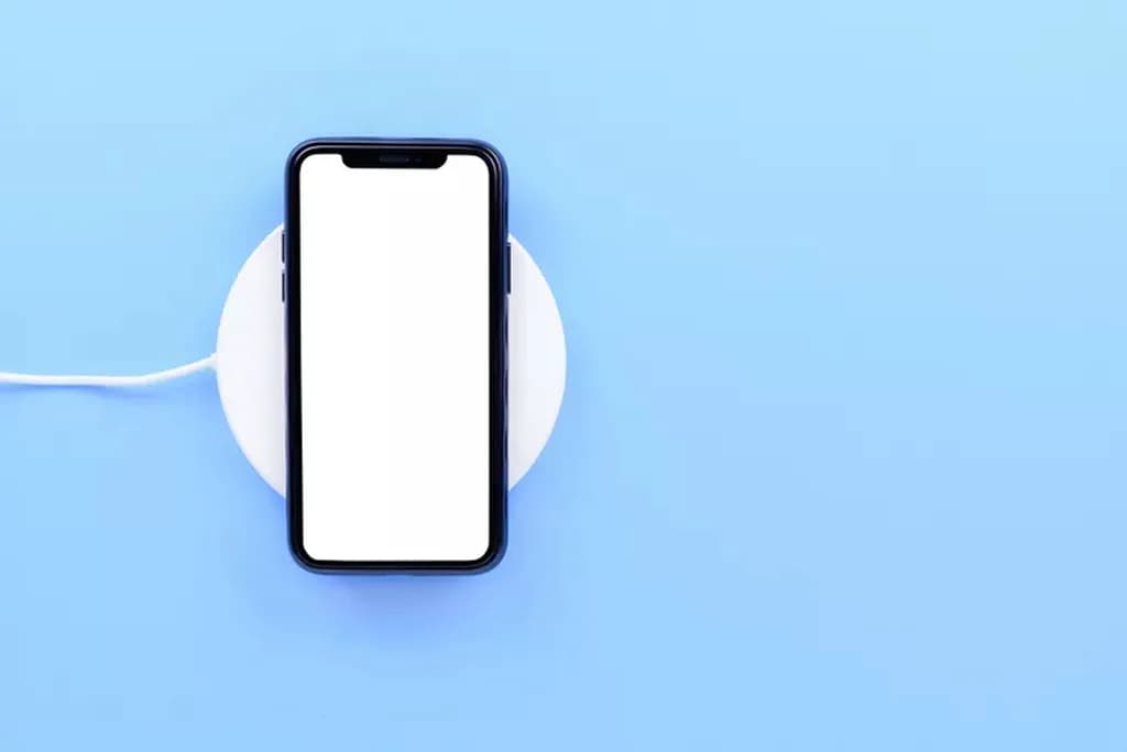 نحوه شارژ کردن گوشی آیفون بدون شارژر با شارژرهای بیسیم