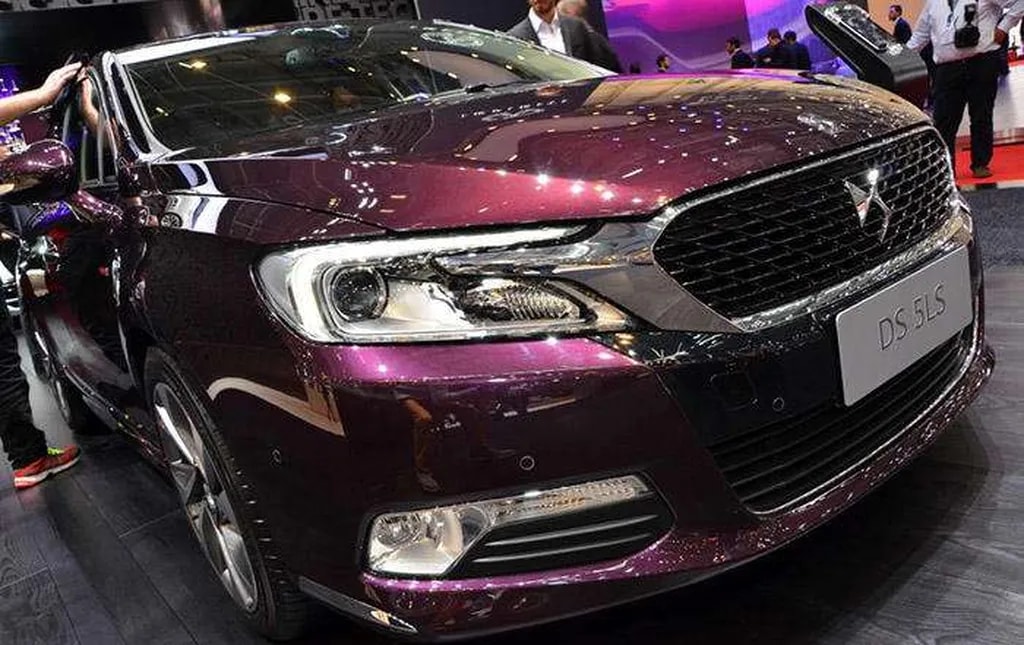 چراغهای جلو 5LS یکی از پیشرفتهترین قسمتهای این خودروست. این چراغها از ترکیب لامپهای زنون و LED ساخته شدهاند و پرتاب نور بسیار مناسبی دارند. اما به لطف سیستم تشخیص خودروهای عبوری 5LS از تابش مستقیم نور چراغ به چشم رانندههای مقابل خودداری میکند. از دیگر قابلیتهای دوست داشتنی این چراغها امکان روشن گذاشتن آنها برای مدت مشخص است. این ویژگی زمانی به کار میآید که میخواهید به داخل منزل خود بروید و هوا تاریک است. در این حالت بعد از خاموششدن خودرو، چراغها همچنان روشن باقی میماند.