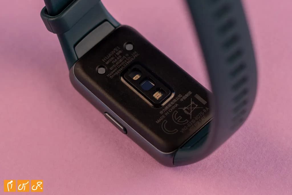 سنسورها و محصل پینهای شارژر در بخش پشتی هواوی بند 6 دیده میشوند