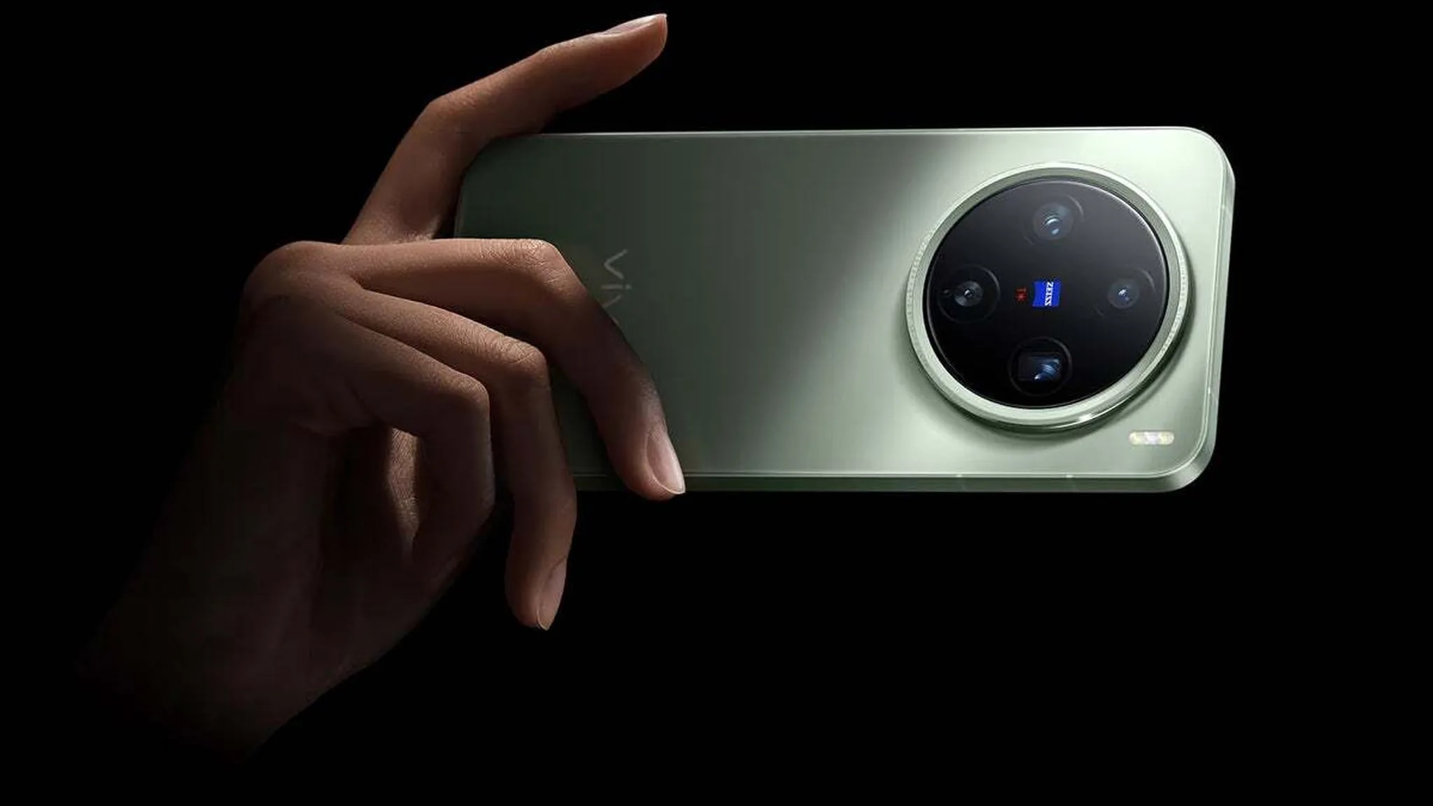 This-mini-phone-with-5700-mAh-battery-is-all-thats-wrong-with-Apple-and-Samsung