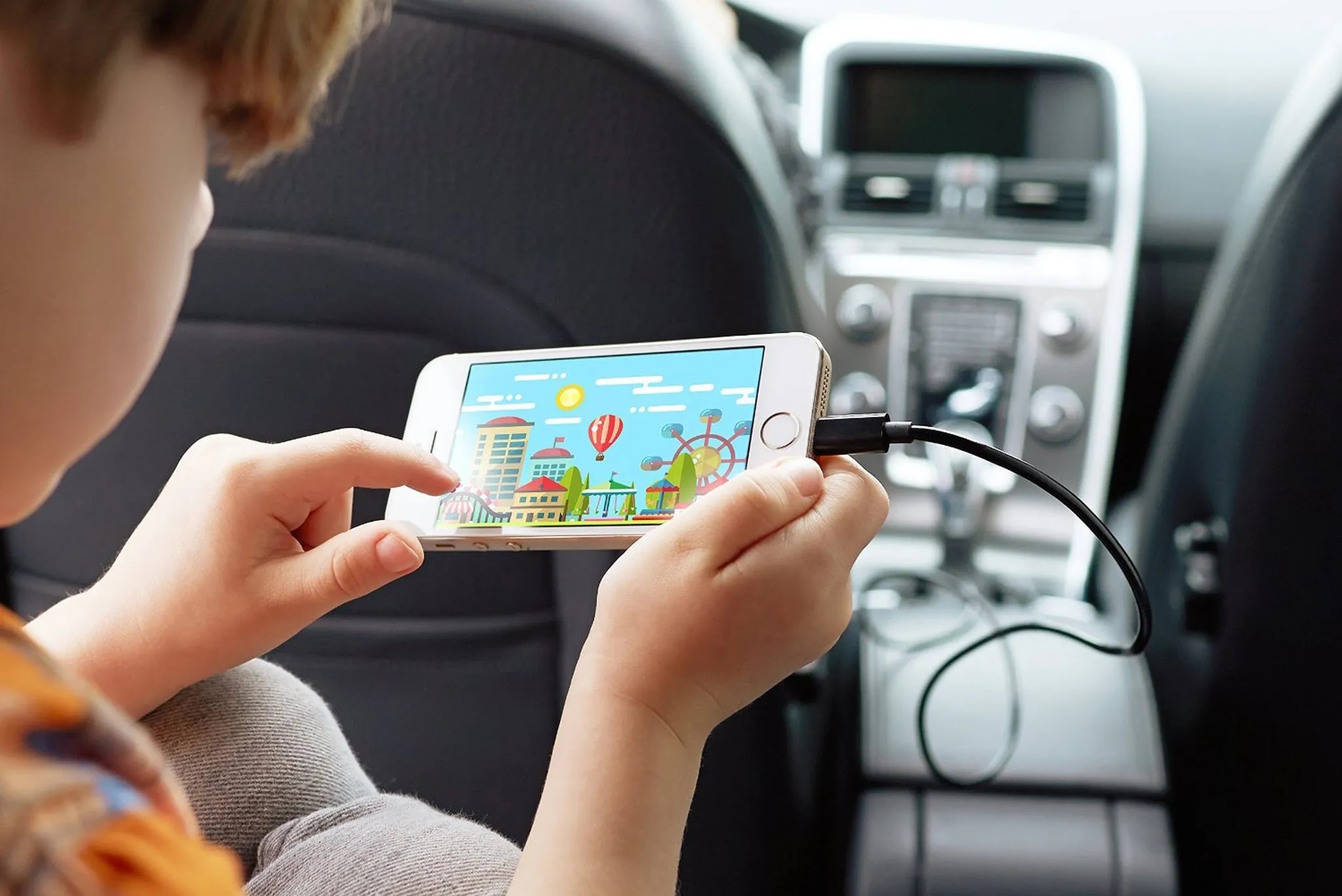 نباید همزمان با شارژشدن گوشی، از آن استفاده کنید.