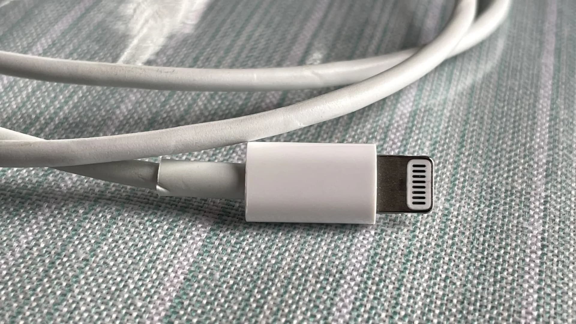 روش روشنکردن آیفون ۱۳ با استفاده از کابل لایتنینگ