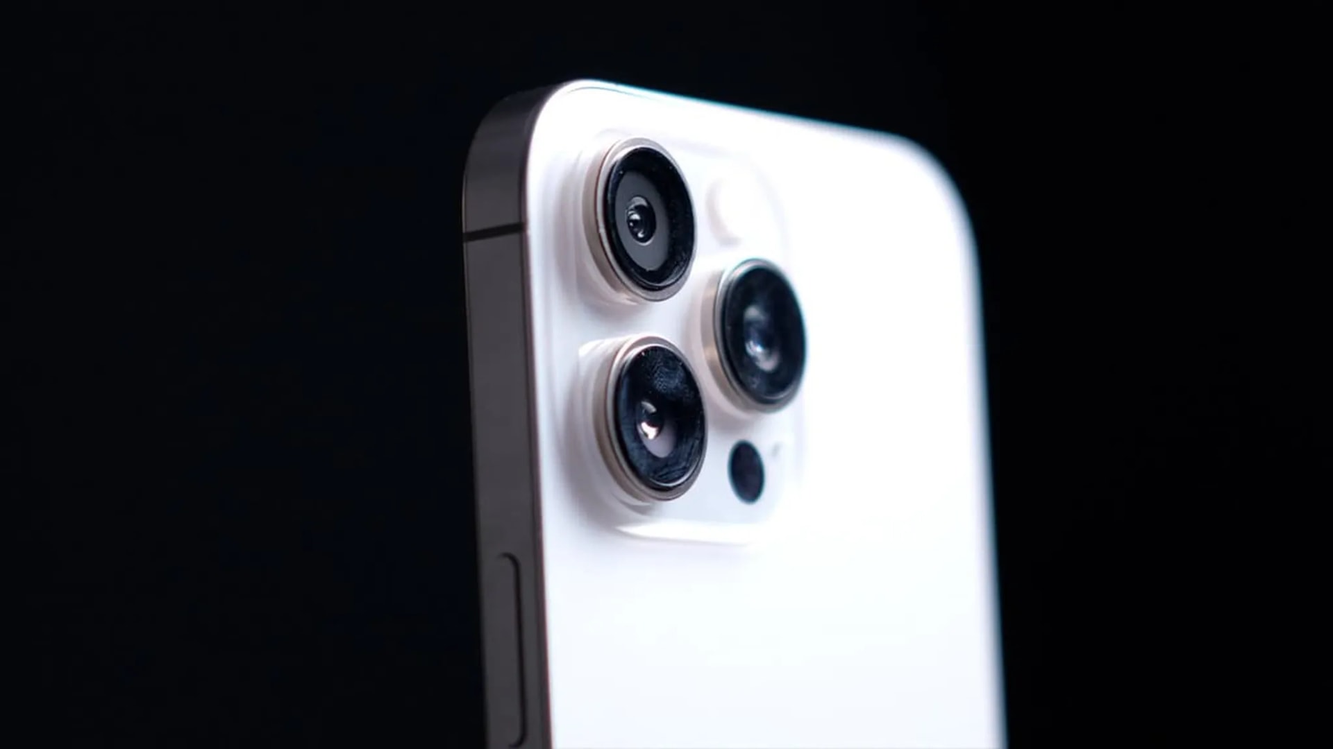 دوربین سهگانه آیفون ۱۶ پرو مکس