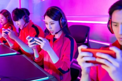 چگونه بازیهای گوشی را روی ویندوز اجرا کنیم؟ راهنمای کامل با Google Play Games (ویندوز 10 و 11)